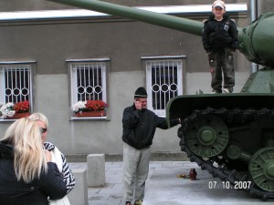 Turyści miłośnicy militariów II Wojny Światowej fot. Tomasz Goomi Gomółka