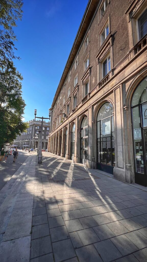 Plac Centralny: socrealistyczne serce, które wciąż bije