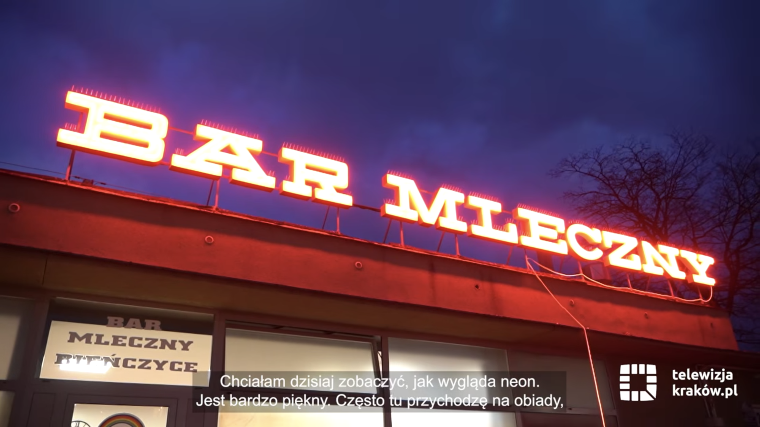 Neon „Bar Mleczny” wrócił do życia. Odkryj neony Nowej Huty podczas spaceru